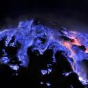 Vulcão cospe lava azul na Indonésia