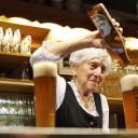 Garçonete alemã de 91 anos trabalha no mesmo restaurante desde 1939