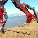 Homem desenvolve botas biônicas e almeja correr a 70 km/h