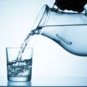 Tomar água ao acordar acelera metabolismo e elimina toxinas