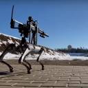 Cão robô com pistas de metralhadora de um futuro distópico