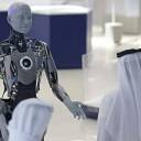 O robô humanóide 'mais avançado do mundo' Ameca cumprimenta os visitantes no Museu do Futuro de Dubai - mas garante à equipe que ela não está lá para 'substituí-los'