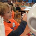 Crianças fazem amizade com robôs em um divertido programa de pesquisa extracurricular