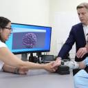 A Conexão Humana: Tecnologia Controlada pela Mente Restaura Movimento nas Mãos de Paciente Paralisado